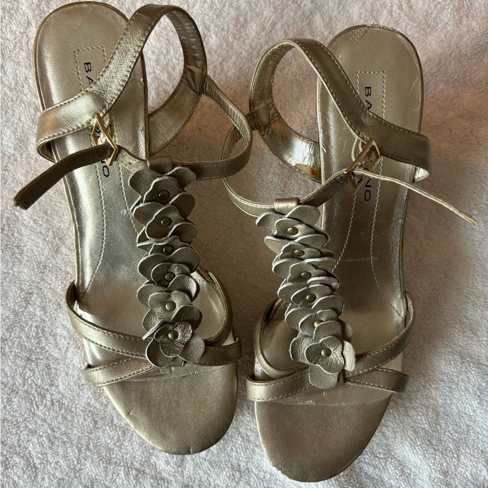 Bandolino Metallic Ninette Wedge Sandals - size 6